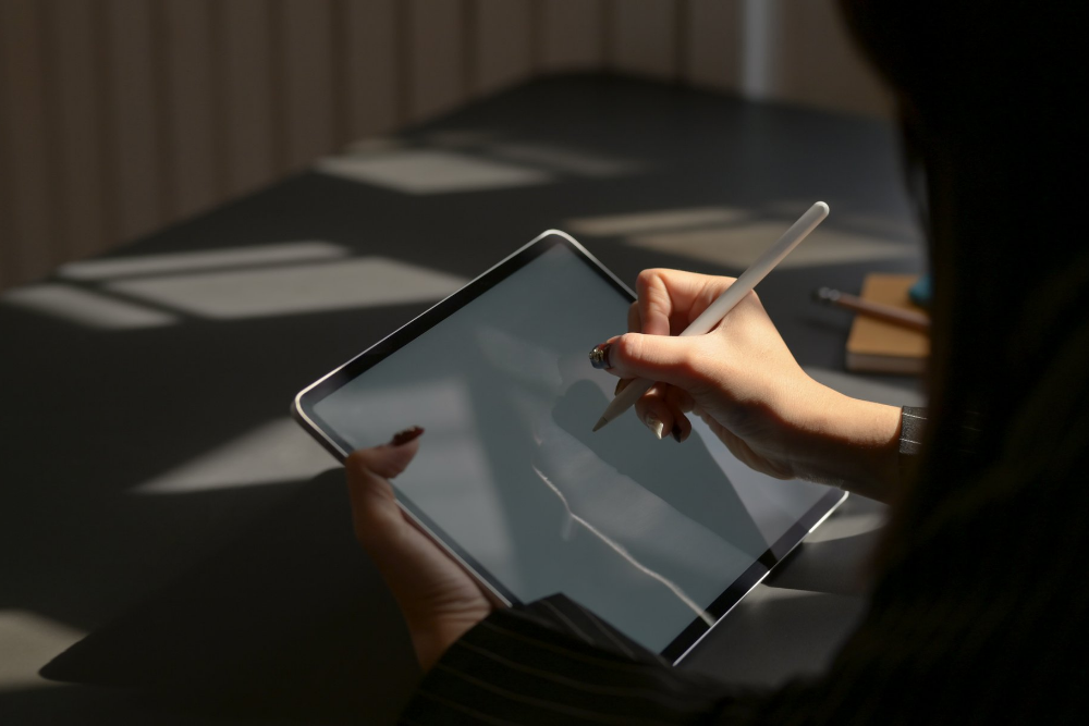 mulher analisando dados em uma tela de tablet com uma caneta digital